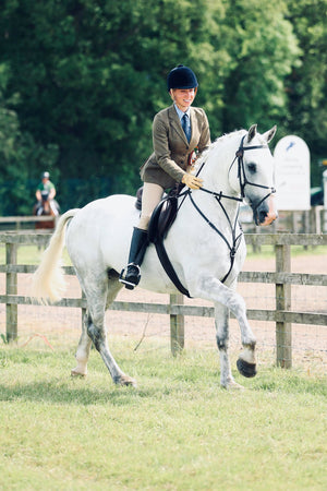 Welcome to TOHH newest Diva Amy Seabon of White Lodge Stud