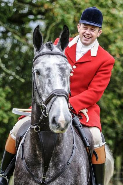 Hunt Servant Bib Stock